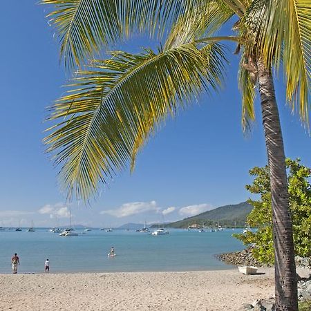 Colonial Court Beachfront Motel & Holiday Stay Airlie Beach Buitenkant foto
