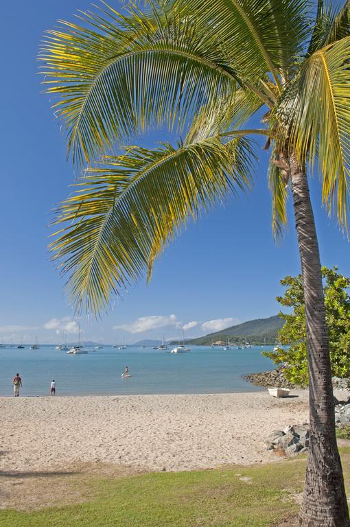 Colonial Court Beachfront Motel & Holiday Stay Airlie Beach Buitenkant foto