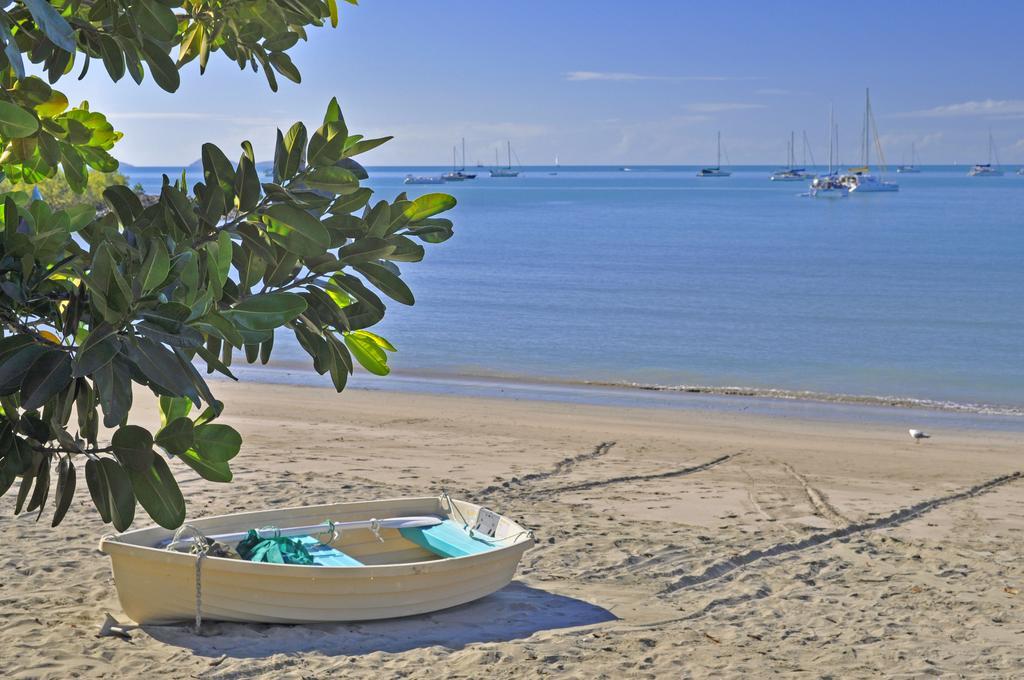 Colonial Court Beachfront Motel & Holiday Stay Airlie Beach Buitenkant foto