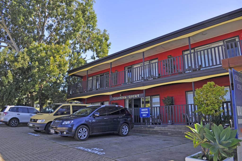 Colonial Court Beachfront Motel & Holiday Stay Airlie Beach Buitenkant foto