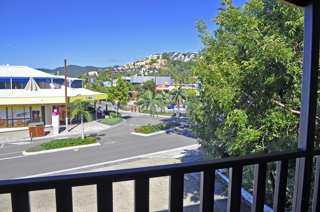 Colonial Court Beachfront Motel & Holiday Stay Airlie Beach Buitenkant foto