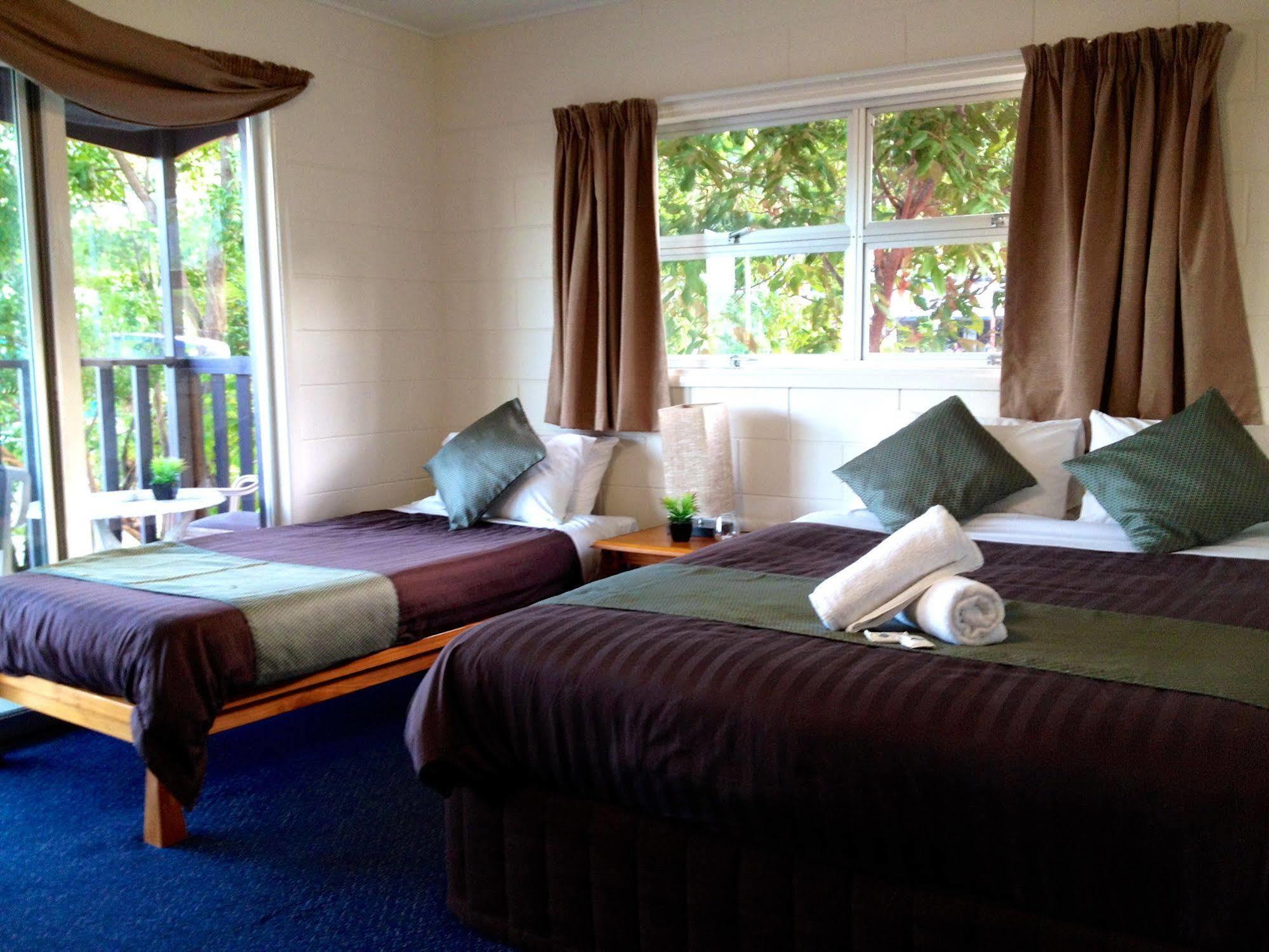 Colonial Court Beachfront Motel & Holiday Stay Airlie Beach Buitenkant foto