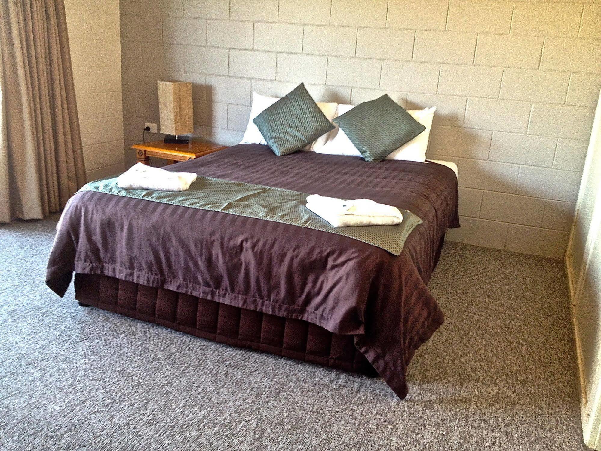 Colonial Court Beachfront Motel & Holiday Stay Airlie Beach Buitenkant foto