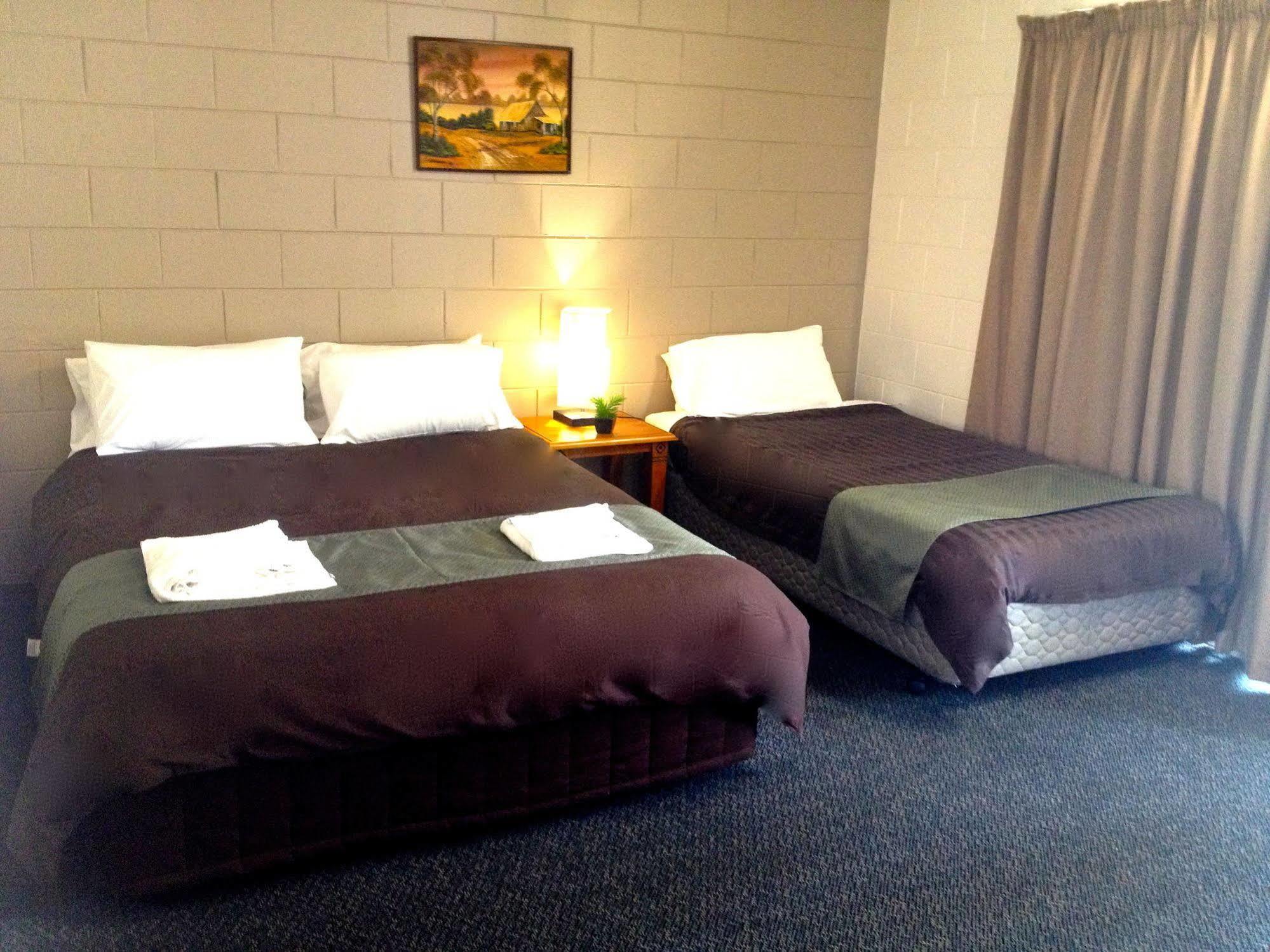 Colonial Court Beachfront Motel & Holiday Stay Airlie Beach Buitenkant foto