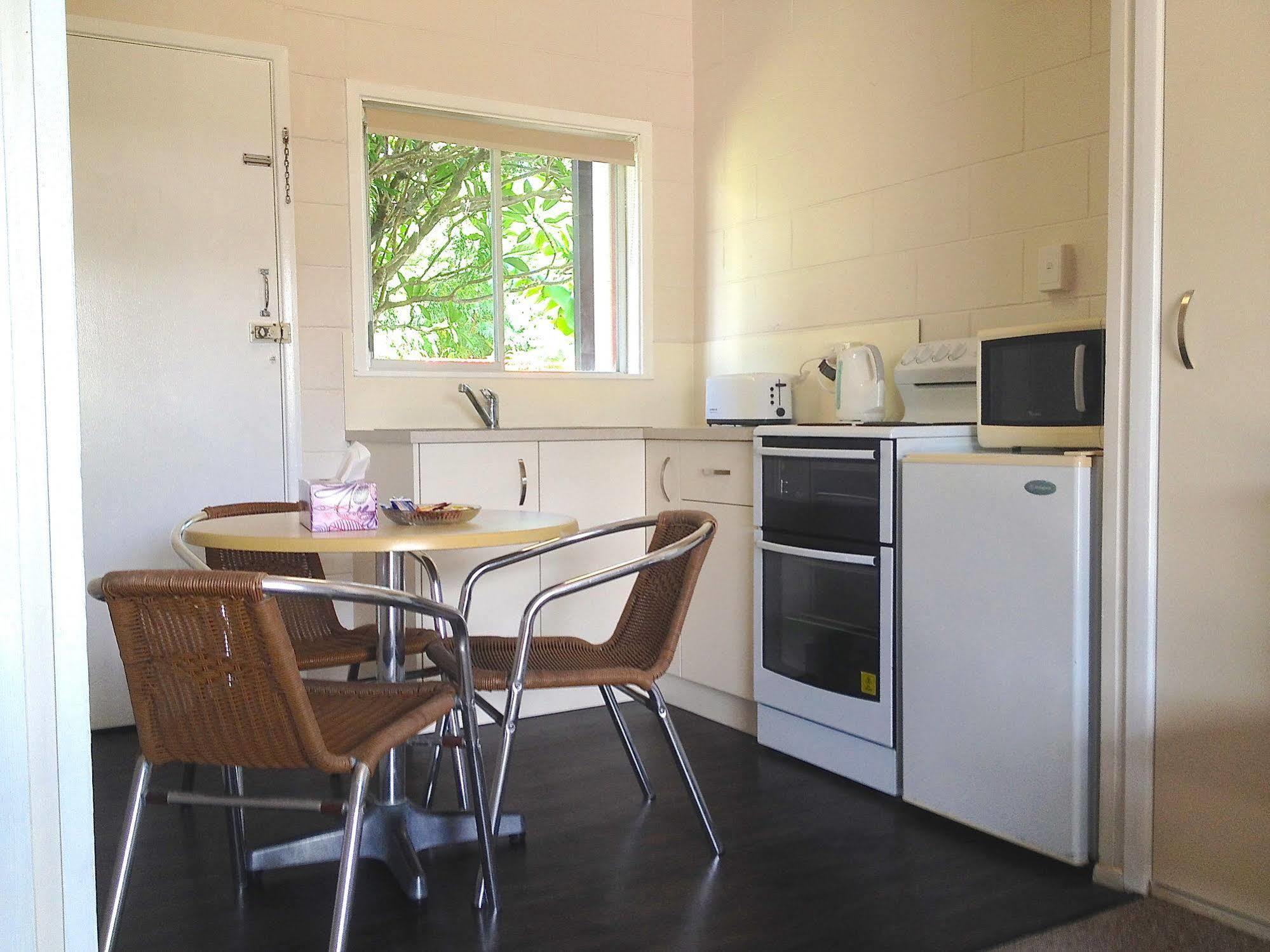 Colonial Court Beachfront Motel & Holiday Stay Airlie Beach Buitenkant foto
