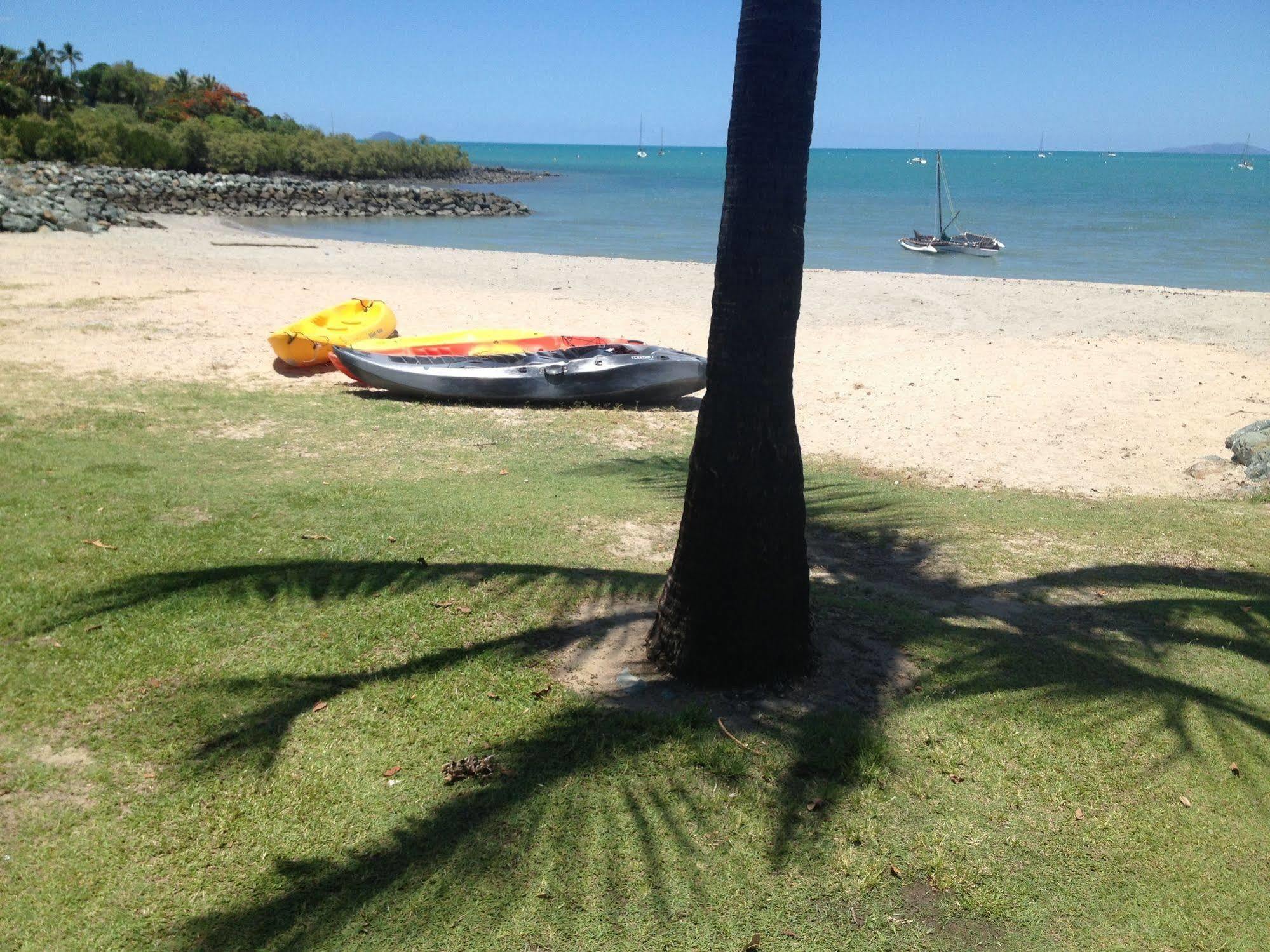 Colonial Court Beachfront Motel & Holiday Stay Airlie Beach Buitenkant foto