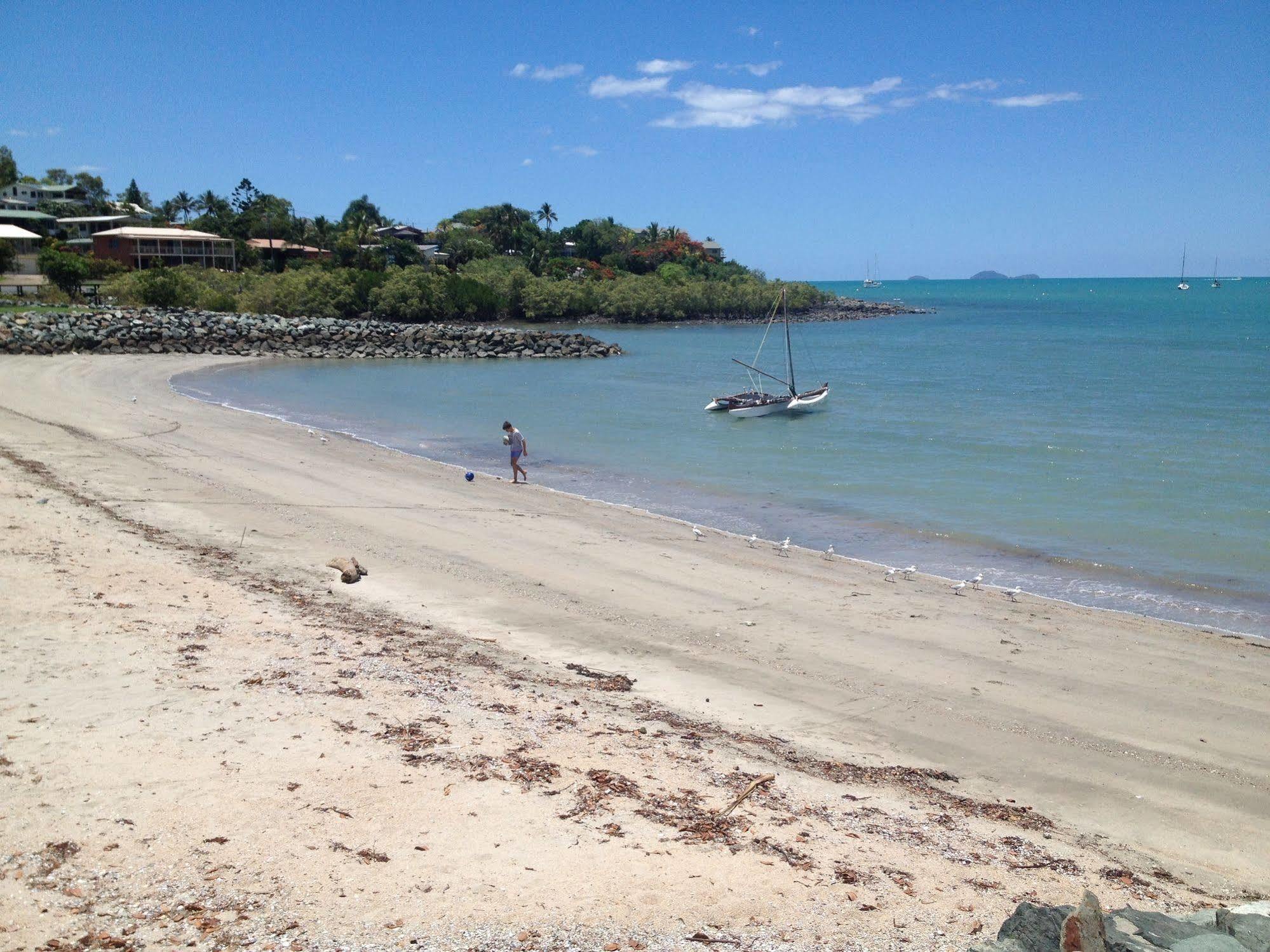 Colonial Court Beachfront Motel & Holiday Stay Airlie Beach Buitenkant foto