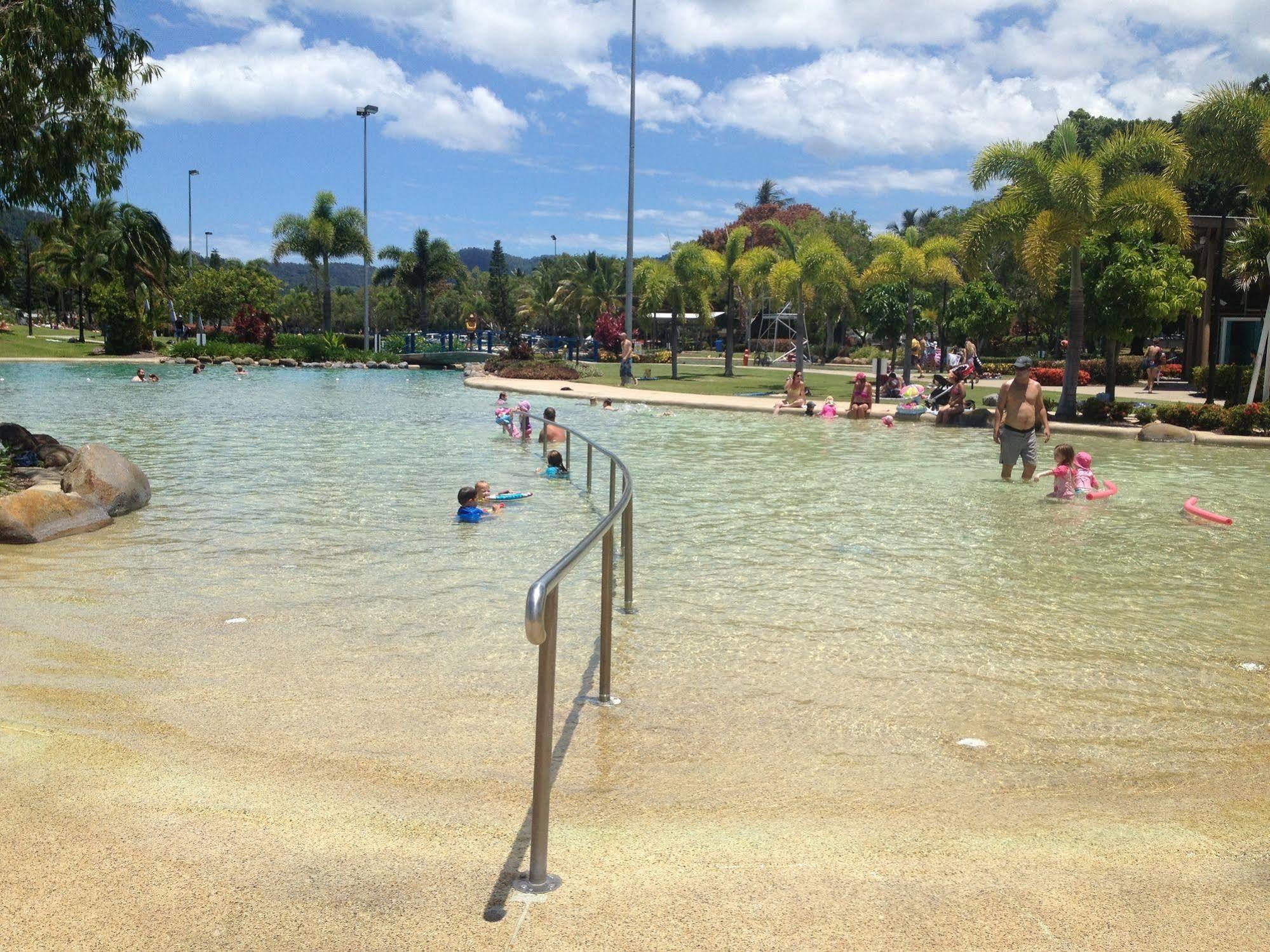 Colonial Court Beachfront Motel & Holiday Stay Airlie Beach Buitenkant foto