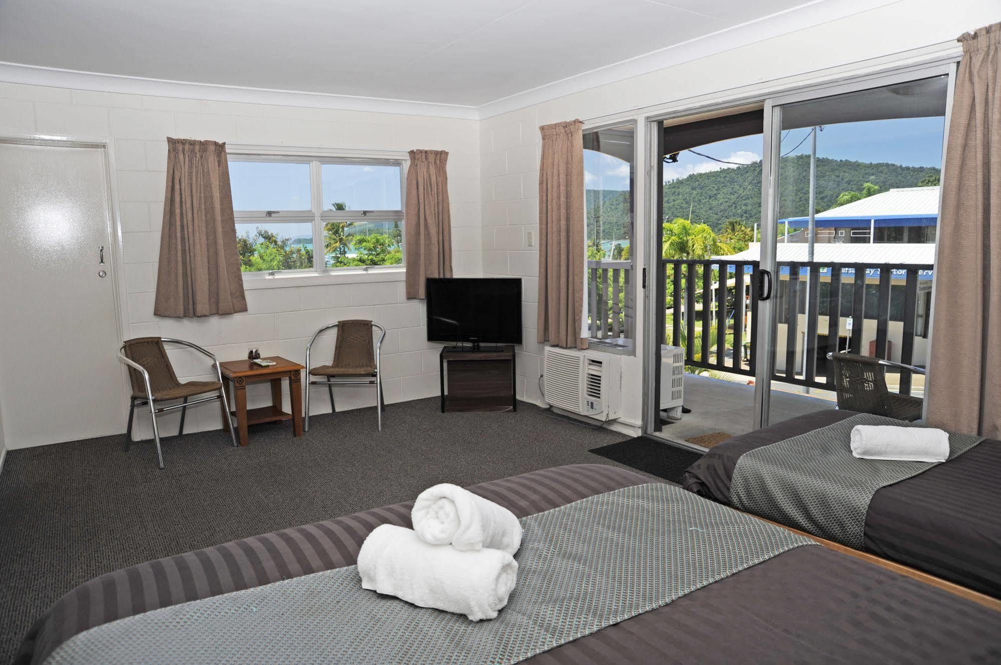 Colonial Court Beachfront Motel & Holiday Stay Airlie Beach Buitenkant foto