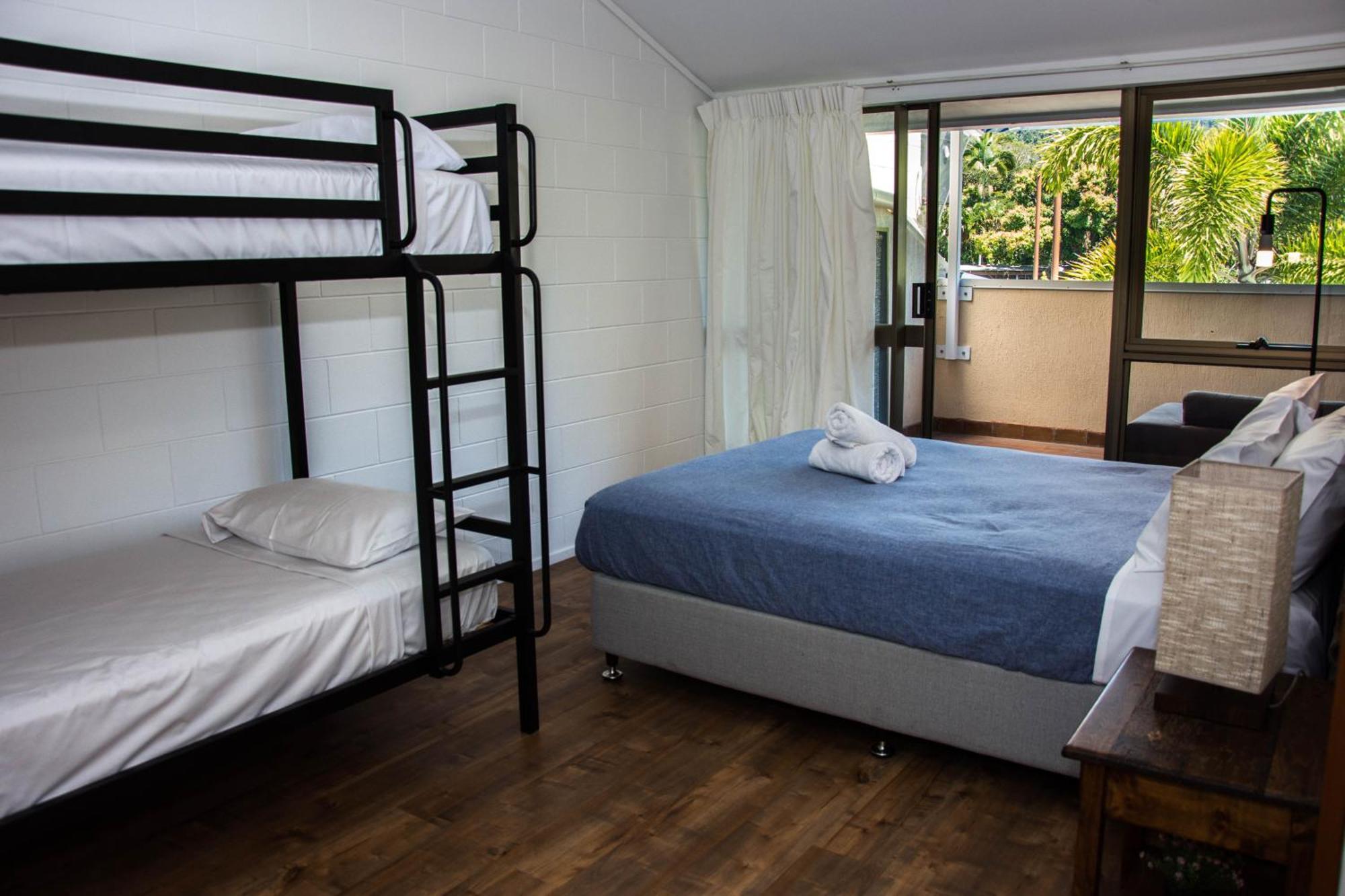 Colonial Court Beachfront Motel & Holiday Stay Airlie Beach Buitenkant foto